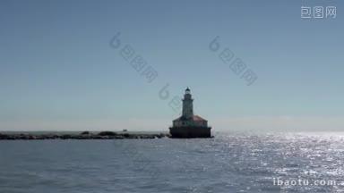 从一艘快速驶过的船上看到的芝加哥港口灯塔